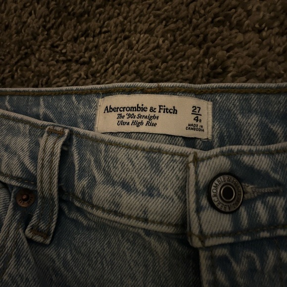 Abercrombie & Fitch Ultra High Rise 90s Jeans - Picture 4 of 6